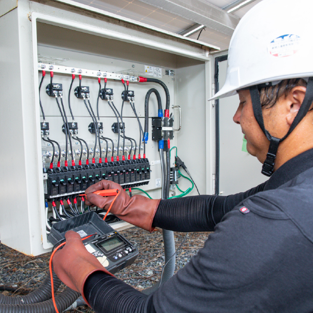 電気検査作業の写真